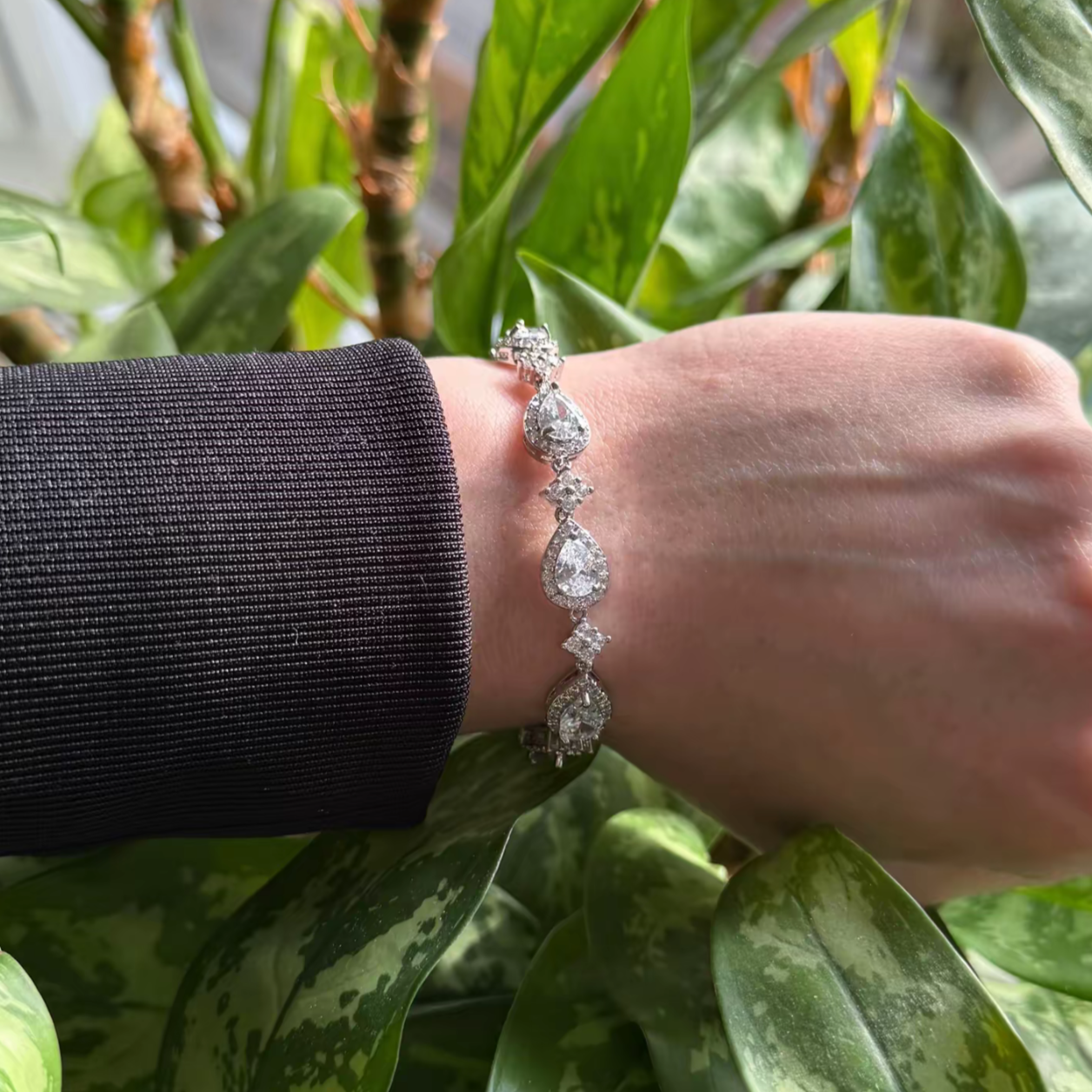 Spaced Star Droplet Bracelet