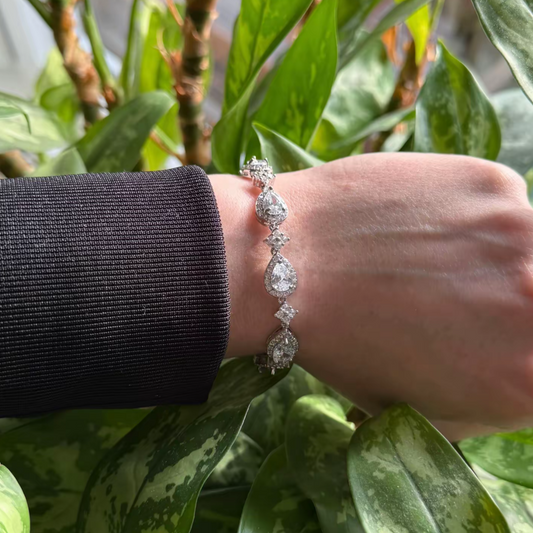 Spaced Star Droplet Bracelet